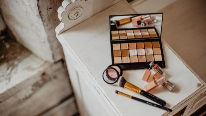 Wudhu Sebelum Shalat tapi Makeup Masih Menempel di Wajah, Sah atau Tidak? Buya Yahya Jawab Tegas Hukumnya…