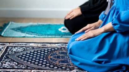 Shalat Tanpa Sajadah, Sah atau Tidak? Buya Yahya Tegas Bilang Hukumnya itu…