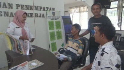 Anak Dikabarkan Kritis di Malaysia, Orang Tuanya Manangis di Kantor Disnaker