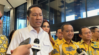 Menkum Supratman Serahkan SK Kepengurusan Lengkap Partai Golkar ke Bahlil Lahadalia