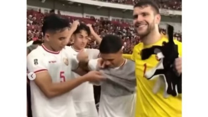 Viral Rizky Ridho Minta Eliano Reijnders Copot Rompi Usai Timnas Indonesia Hancurkan Arab Saudi, Netizen: Tidak Perlu Kasihan Sama Eliano...