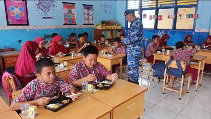 TNI AU Simulasi Makan Bergizi Gratis di Maros