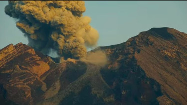 Kembali Erupsi, Gunung Semeru Semburkan Kolom Abu 800 Meter, PVMBG: Waspada Potensi Guguran Lava hingga Banjir Lahar