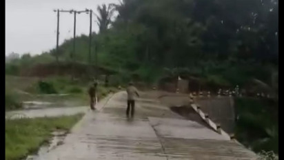 Hujan Deras, Jalan Gunung Tugel Penghubung Pagerwojo-Trenggalek Longsor