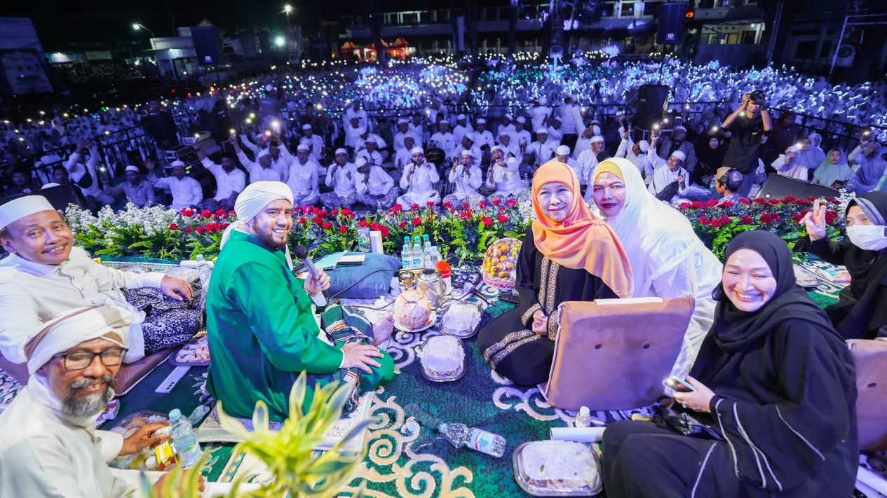 Berselawat di Ponpes Genggong, Cagub Jatim Khofifah Ajak Generasi Muda Tingkatkan Prestasi dan Jauhi Narkoba
            - galeri foto