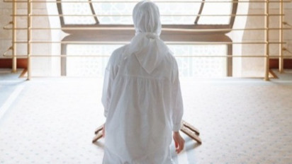 Doa Setelah Shalat Jumat, Ustaz Adi Hidayat: Faedahnya Bebaskan Antum dari Utang yang Melilit