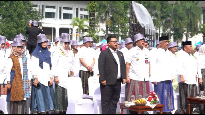 Pecahkan Rekor MURI,  ASN di Jabar Kenakan Sarung Khas Majalaya Saat Ngantor