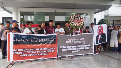 Viral Foto-foto Mesra Diduga Ketua DPRD Lumajang dengan Pria, Puluhan Warga Kirim Karangan Bunga