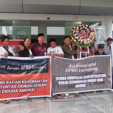 Buntut Foto Mesra Diduga Ketua DPRD Lumajang, Puluhan Warga Kirim Karangan Bunga