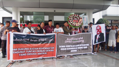 Buntut Foto Mesra Diduga Ketua DPRD Lumajang, Puluhan Warga Kirim Karangan Bunga