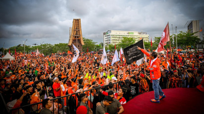 Unik, Disambut Ribuan Pendukung, Pasangan Danny-Azhar Gunakan Phinisi Menuju Lokasi Kampanye