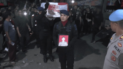 Tiba Dini Hari di Makassar, Jenazah AKP Ryanto Ulil Disambut Isak Tangis Keluarga