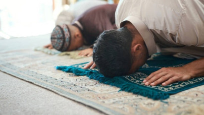 Cuma Bisa Baca Surat Qulhu pas Shalat, Kata Ustaz Adi Hidayat Hukumnya Diperbolehkan dengan Syarat Ini