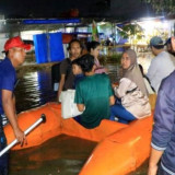 Kerahkan 16 Perahu, BPBD Lakukan Evakuasi Lanjutan untuk Warga Terdampak Banjir