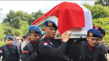 Jenazah Kasatreskrim Polres Solok Selatan AKP Ulil Anshar dimakamkan di TMB Siri na Pesse, Biringkanaya, Makassar, Minggu (24/11/2024).