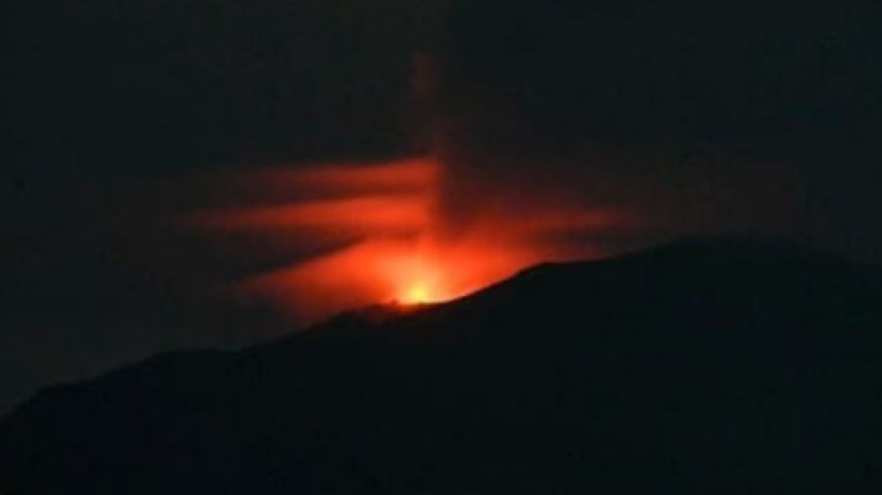 Gunung Ibu di Halmahera Barat Keluarkan Sinar Api Setinggi 350 Meter Saat Erupsi
            - galeri foto