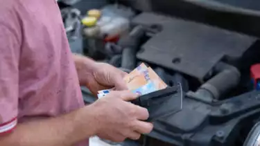 Ilustrasi pria ingin membayar cicilan dari sistem kredit setelah beli motor atau mobil