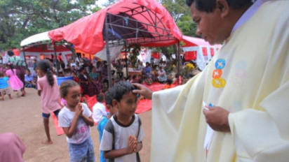 Momen Korban Erupsi Gunung Lewotobi Laki-Laki Ikuti Misa di Pengungsian