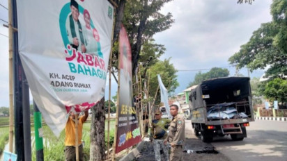 Satpol PP Garut Bersihkan Atribut Kampanye Peserta Pilkada 2024