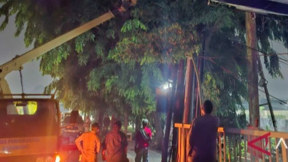 KPU dan Bawaslu Karawang Tertibkan Ribuan APK di Masa Tenang