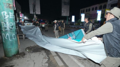 KPU Banten Bersihkan APK 2 Kandidat Pilgub