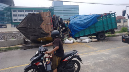 Diduga Oleng saat Mengemudi, Dua Truk Adu Moncong hingga Terbakar di Probolinggo