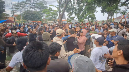 Demo Tuntut Komisioner KPU Brebes Dipecat Berakhir Bentrok