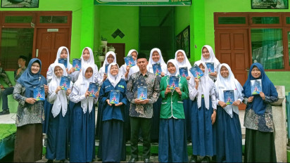 Peringatan Hari Guru Nasional, SMP di Sidoarjo Launching Buku "Kumpulan Antologi Cerpen My Teacher My Guiding Star."