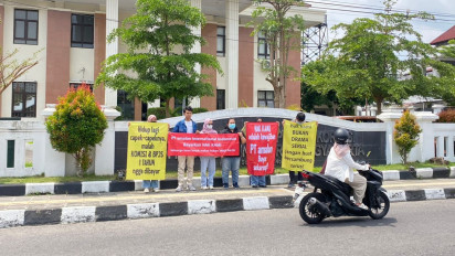 Korban Perusahaan Fintech Kembali Aksi Diam di Depan Pengadilan Hubungan Industrial DIY