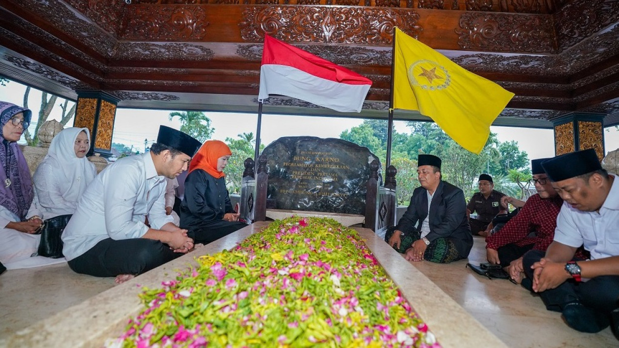 Ziarah ke Makam Bung Karno, Khofifah-Emil Kenang Sosok Bung Karno dan Kedekatannya dengan Ulama NU
            - galeri foto