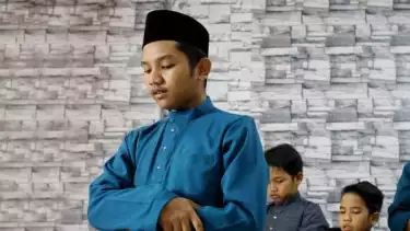 Ilustrasi imam shalat berjamaah sedang mengamalkan doa iftitah sunnah Rasulullah SAW