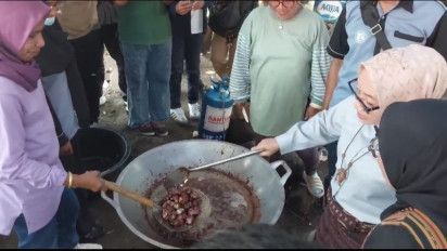 Kunjungi Pengungsi Korban Erupsi Lewotobi, Menteri Arifah Fauzi Goreng Ikan di Dapur Posko
