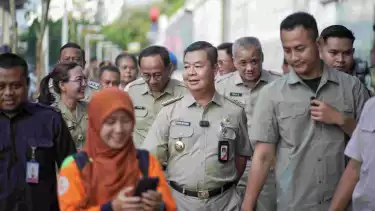 Pemerintah Provinsi (Pemprov) DKI Jakarta menanam 136 pohon tabebuya putih dan pink di jalur pedestrian Jalan H. R. Rasuna Said, Kuningan, Jakarta Selatan, pada Selasa (26/11).