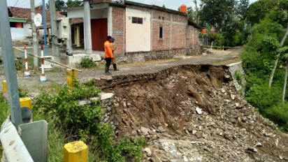 Talut Jalan Dekat Pemukiman Warga Sawoo Ponorogo Longsor