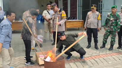 Cegah Penyalahgunaan, Ratusan Lembar Surat Suara Rusak Pilkada 2024 Dibakar KPU Gresik