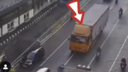 Rekaman CCTV Detik-detik Kecelakaan Beruntun di Slipi yang Menewaskan 2 Pengendara Sepeda Motor
