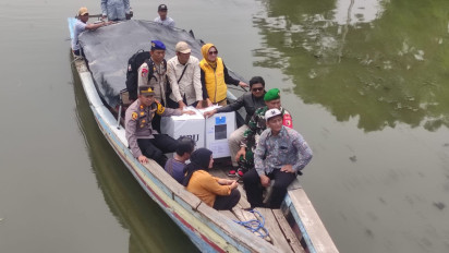 Personel Polresta Sidoarjo Kawal Distribusi Logistik Pilkada Melalui Jalur Sungai