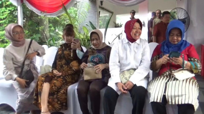 Jelang Coblosan Pilkada Serentak 2024, Rumah Pribadi Risma Dipadati Warga