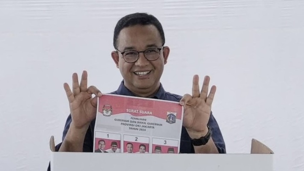 Anies Baswedan Pose Tiga Jari di TPS: Menyala Dong
            - galeri foto