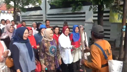 Jalan Kaki bersama Warga, Risma Nyoblos ke TPS 16