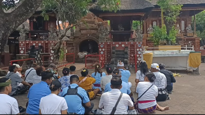 Cagub De Gadjah Gelar Persembahyangan Bersama Keluarga Sebelum ke TPS