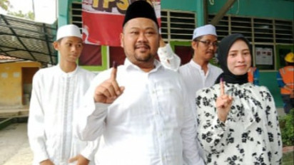 Unik, Diiringi Grup Musik Rebana, Cabup Gus Yani Coblos di TPS 16 Randuagung