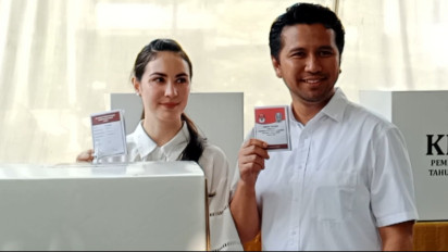 Sempat Berjaga Semalam Suntuk, Cawagub Jatim Emil Dardak dan Istri Nyoblos di TPS 15