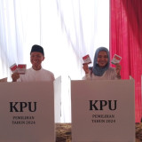 Didampingi Ibunda dan Istri, Yudha Pratomo Nyoblos di TPS 09