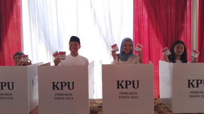 Didampingi Ibunda dan Istri, Yudha Pratomo Nyoblos di TPS 09