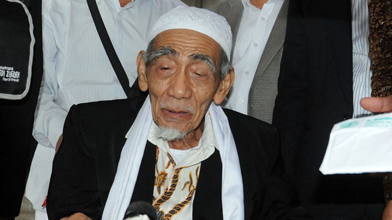 Mulai Sekarang Shalat Subuh Baca 2 Surat ini, Amalan Terhindar Fitnah dan Dikepung Rezeki Bertubi-tubi Kata Mbah Moen
            - galeri foto