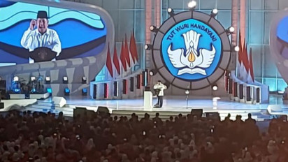 Prabowo Sesegukan hingga Seka Air Mata, Mendadak Nangis saat Pidato di Depan Para Guru: Saya Mohon Kesabaran