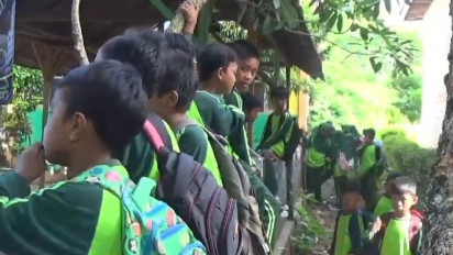 Nasib Ratusan Siswa SD di Bangkalan Terbengkalai Usai Pintu Gedung Sekolah Disegel Warga