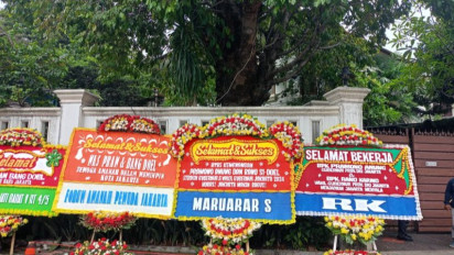 Karangan Bunga Ucapan Selamat Penuhi Rumah Pemenangan Pramono-Rano