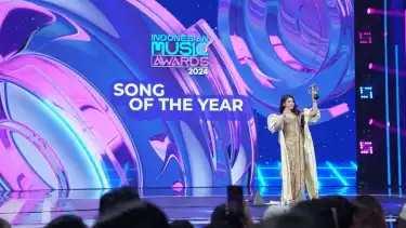 Tiara Andini Menerima Penghargaan Song of The Year pada malam puncak penghargaan Indonesian Music Awards (IMA) 2024.